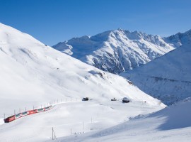 MGB_HGe_4-4_II_mit_Glacier_Express_kurz_vor_Oberalp_Passhöhe
