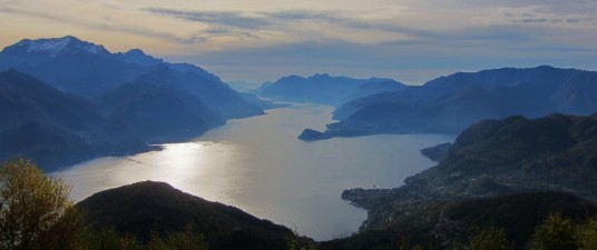 Panoramic_view_of_Como_Lake_(Lago_di_Como),_seen_from_the_mountain_Monte_Grona_-_Plesio_(Como)_2015-10-25