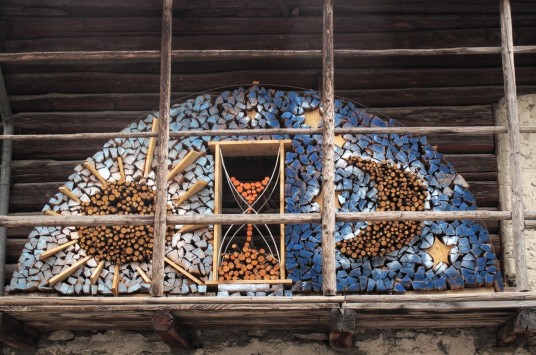 Mezzano, the village where the piles of wood become art
