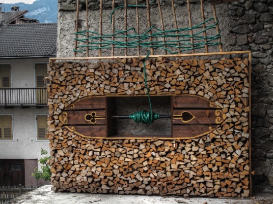 Mezzano, the village where the piles of wood become art