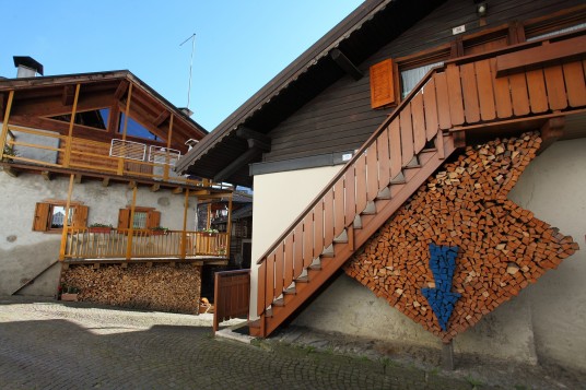 Mezzano, the village where the piles of wood become art