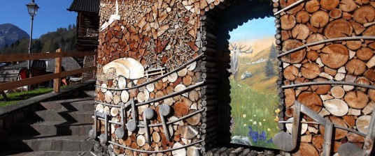 Mezzano, the village where the piles of wood become art