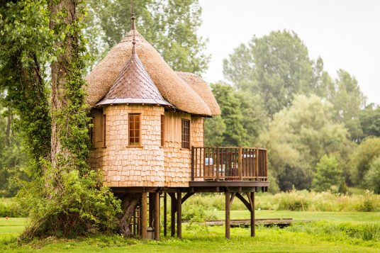 Can Sustainable Accommodation Be Budget-Friendly? A tree house representing sustainable accommodation