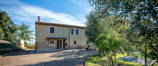 Col di Pietra is a sustainable accommodation in the heart of Tuscany. Here, you ca stay a wonderful apartment and enjoy all the wonders of the region.