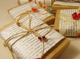 Pacchetti regalo con carta riciclata, corde e bottoni