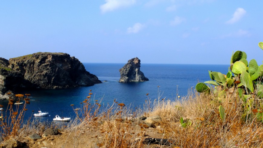 Isola di Pantelleria, veduta sui faraglioni, foto di batLo, via Flickr