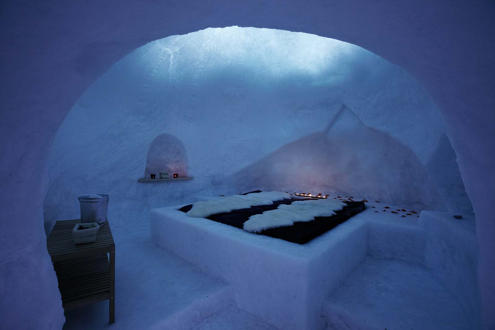 Una casa di ghiaccio: l'igloo del rifugio Bellavista ha il letto di ghiaccio, delle nicchie scavate nella neve.