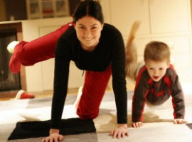 Esercizi di pilates mamma e figlio insieme
