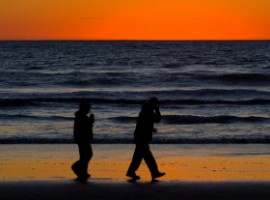 Passeggiata a passo veloce su spiaggia al tramonto