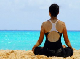 Posizione yoga del loto davanti al mare