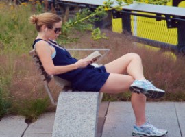 Lettura libro in un parco