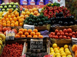 bancarelle di frutta e verdura colorate