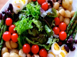 Insalata colorata con insalata riccia, pomodori e altre verdure