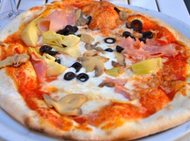 Pizza italina tonda Quattro Stagioni con mozzarella, funghi, carciofi e prosciutto di Susanne Davidson via Flickr
