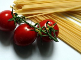 Fascio di spaghetti crudi e pomodori ciliegini di Rita M via Flickr