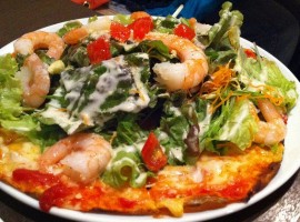 Pizza con vari condimenti, tra cui gamberone, insalata, pomodori, carote e vinaigrette di Hirotomo via Flickr