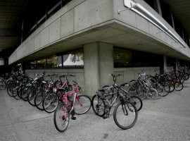 Posteggi per biciclette all'esterno di uno degli edifici del MIT in USA