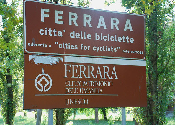 Il segnale di ingresso alla città di Ferrara la segnala come Città delle biciclette