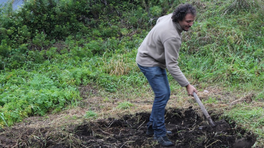 "Il cambiamento? Inizia spalando letame!". Daniel Tarozzi lavora la terra durante la visita dell'Ecovillaggio Pecoranera in Carnia