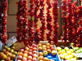 Frutta fresca appesa in mercato amalfitano