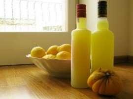 Bottiglie di limoncello nostrano e frutti