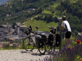 Biciclette e un panorama delle Alpi