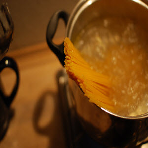 Spaghetti in acqua che bolle in pentola