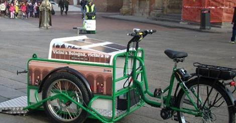 La bicicletta spazzino a pannelli solari di Bologna