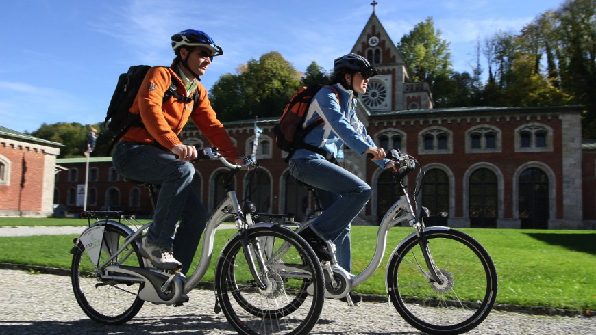 turismo ecologico sulle Alpi, in bici elettrica a Bad Reichenhall, Germania