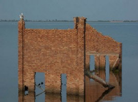 Rovine di muri sommerse da acqua in Delta Po