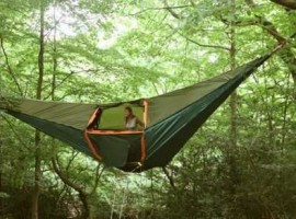 tenda sospesa tra gli alberi