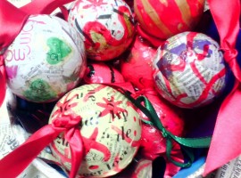 Addobbi natalizi di riciclo: palline in cartapesta