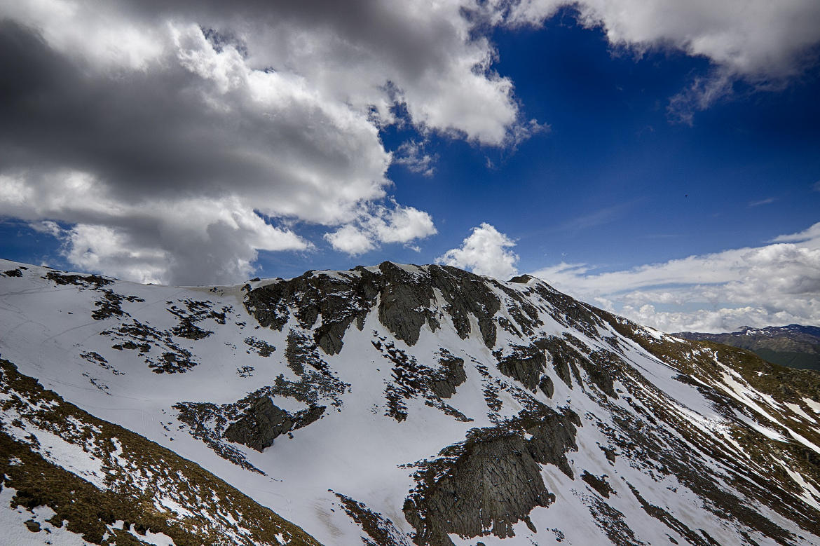 Alpe di Succiso con la neve e le nuvole, Appennino Reggiano