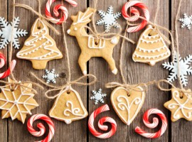 Decorazioni natalizie fatte in casa: biscotti da appendere