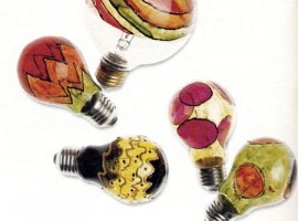 Riuso ed ecologia: addobbi natalizi con vecchie lampadine