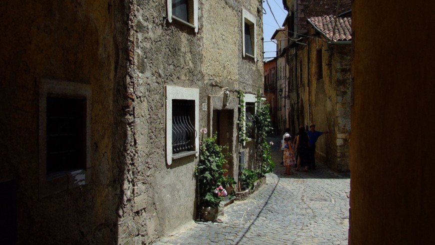 Una via del borgo di Tagliacozzo: antiche case e alcune persone