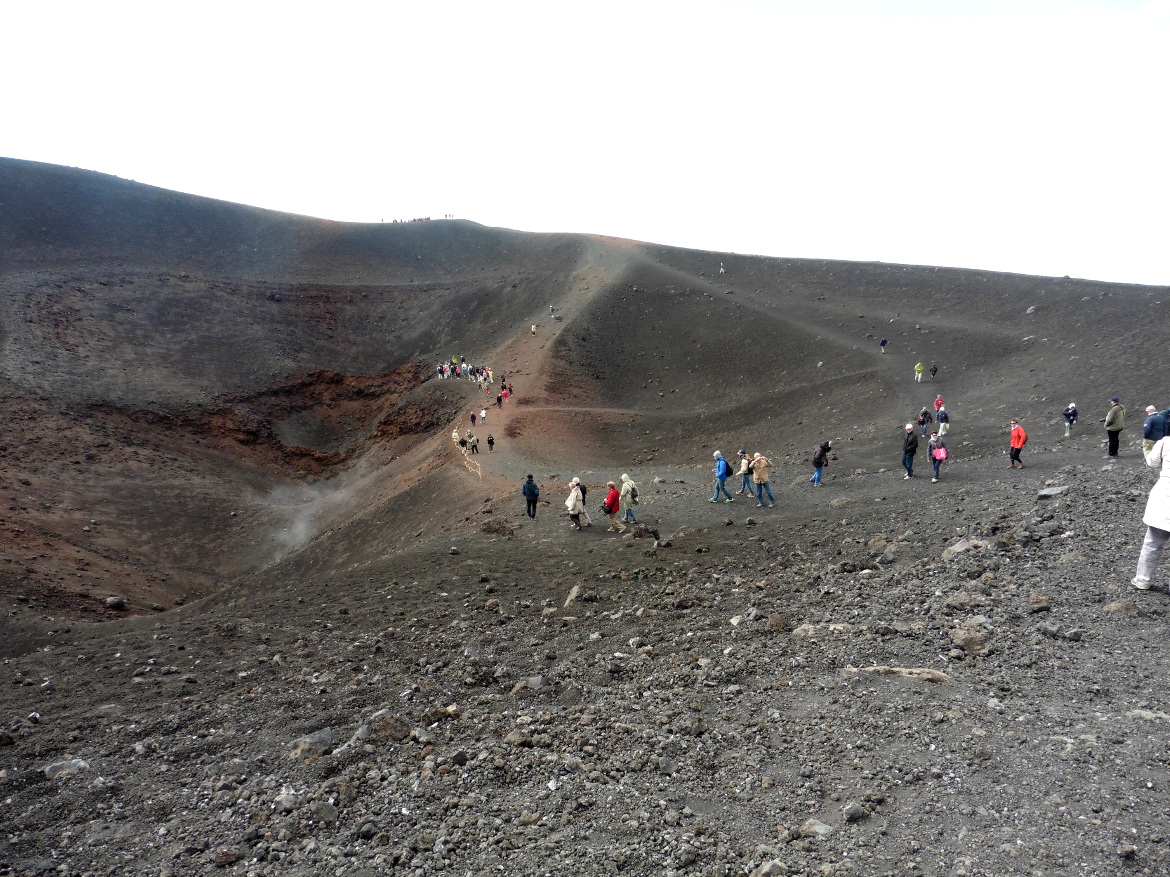 Etna, persone a piedi che camminano sul più grande vulcano d'Europa