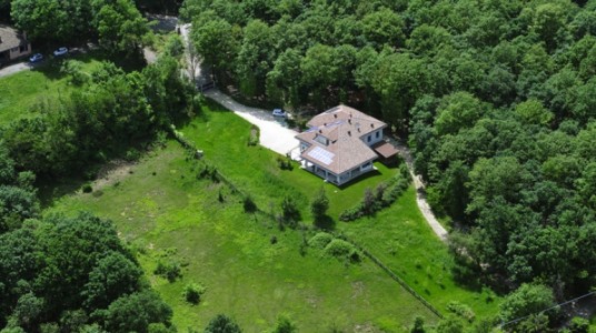 Il giardino e il bosco che circondano il B&B  Il Richiamo del Bosco, Boschi di Carrega, Parma