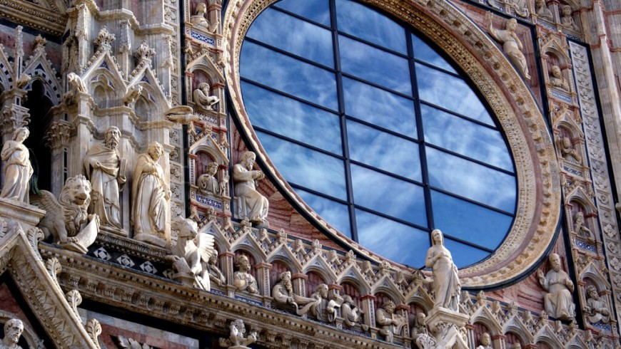 Particolare del rosone del duomo di Siena; nella vetrata si riflette il cielo, Toscana