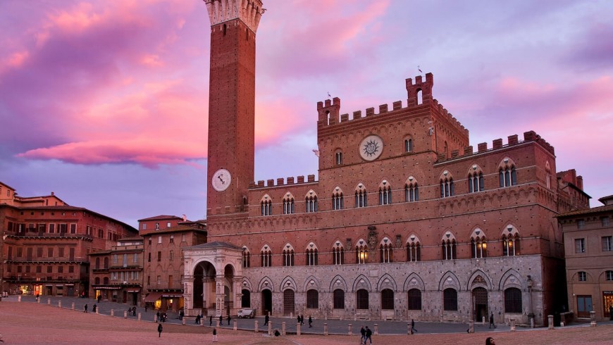 Vista sulla piazza del palio e sul Palazzo Comunale a Siena, Toscana