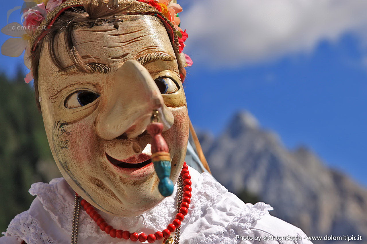 Maschera tipica in legno del carnevale ladino val di fassa