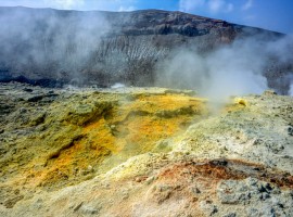 le fumarole emettono dei vapori solforosi all'interno del cratere di un vulcano