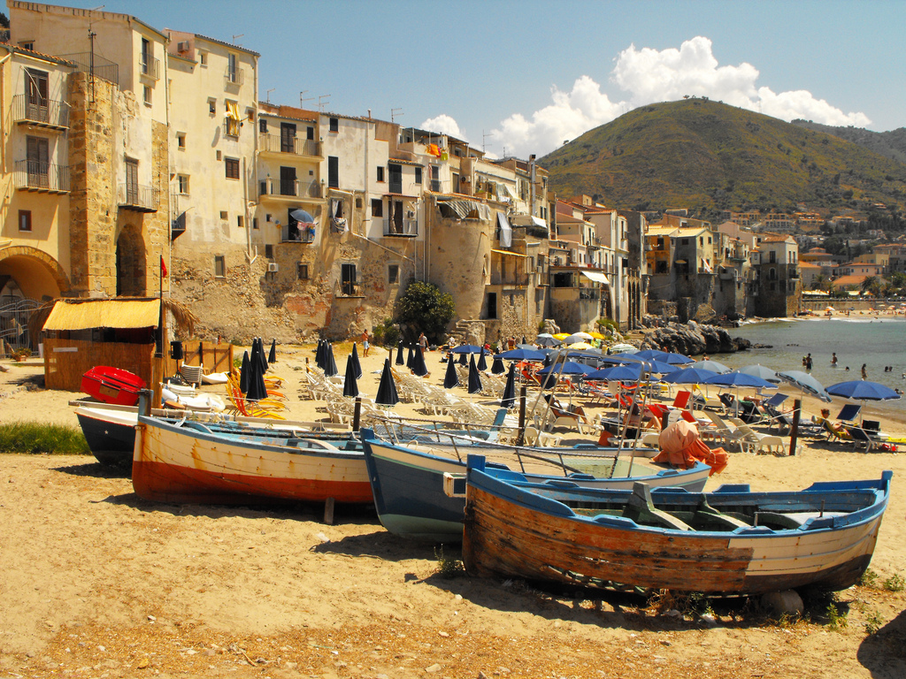Comune virtuoso di Cefalù: barche dei pescatori sulla spiaggia e mare