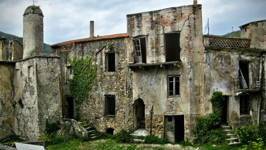 Borgo fantasma in stato di abbandono