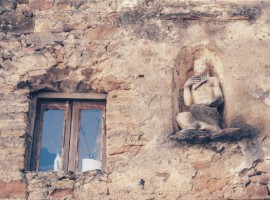 Statua di una satiro nella nicchia di un muro (Bussana Vecchia, IM)