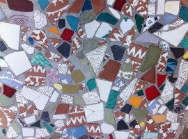 piastrelle colorate della pavimentazione esterna di villa Jorn (Albisola, SV)
