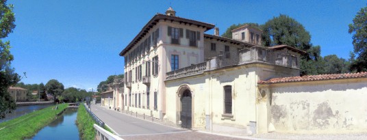 Old palace along the Naviglio Docks