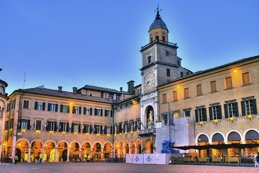 Modena con le luci della sera