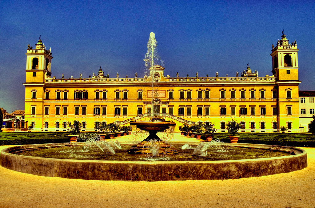 La reggia di Colorno con il suo giardino e la fontana, provincia di Parma