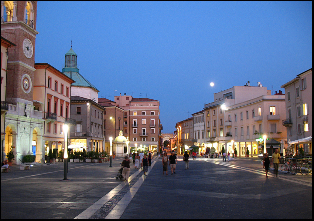 Rimini, Piazza 3 Martiri, passeggio serale